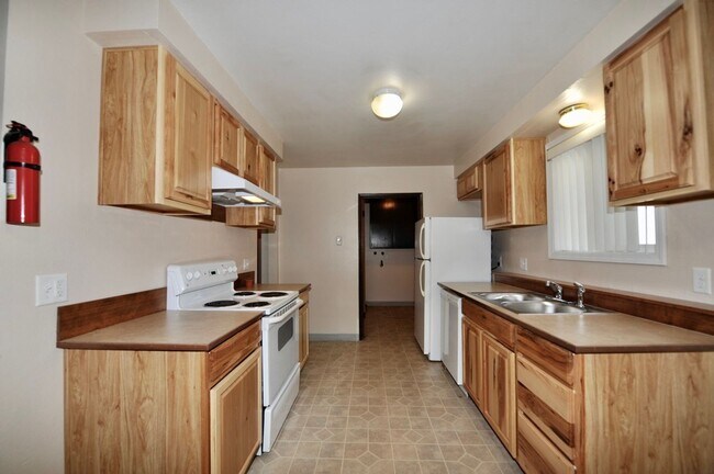 Building Photo - 2 bed 1 bath apartment (4plex building) lo...