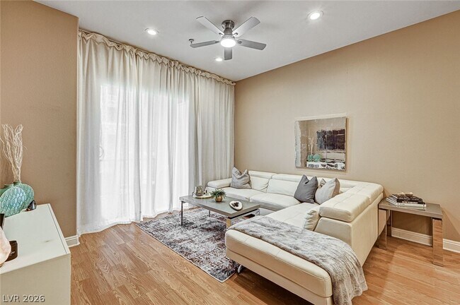 Foto del edificio - 56 E Serene Ave