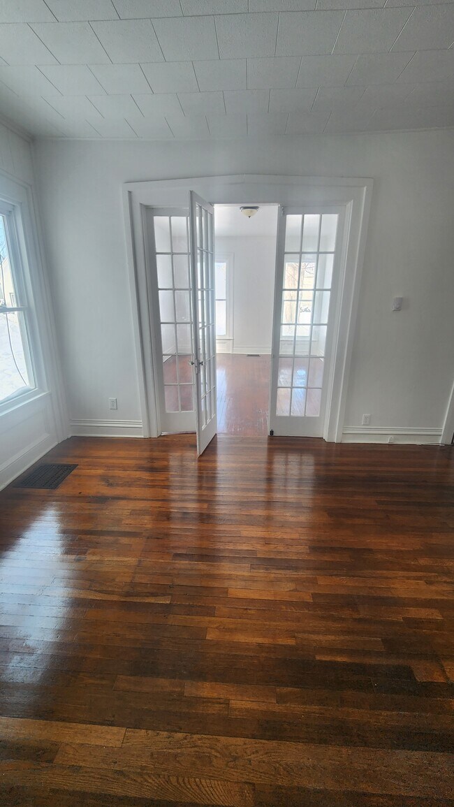 Building Photo - 32 E 2nd St