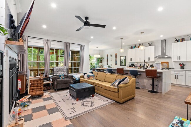 Building Photo - Modern 3be / 2.5ba House With Garage and Fenced-in Backyard
