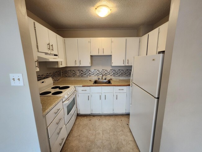 Building Photo - 411 Ellerdale St