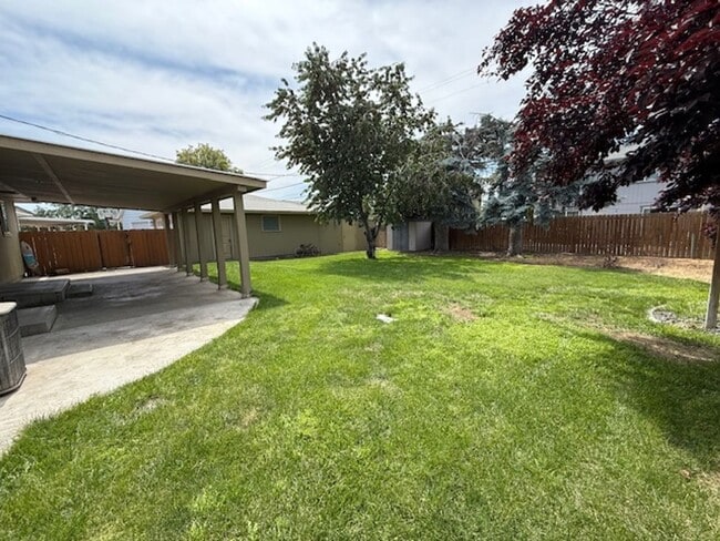 Building Photo - 3 Bedroom 1.25 Bath with 2 car garage
