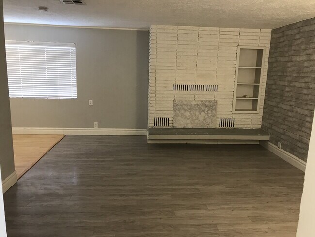 Building Photo - "Spacious 2-Bed, 2-Bath Condo Retreat in S...