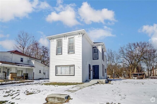 Building Photo - 810 Innisfallen Ave