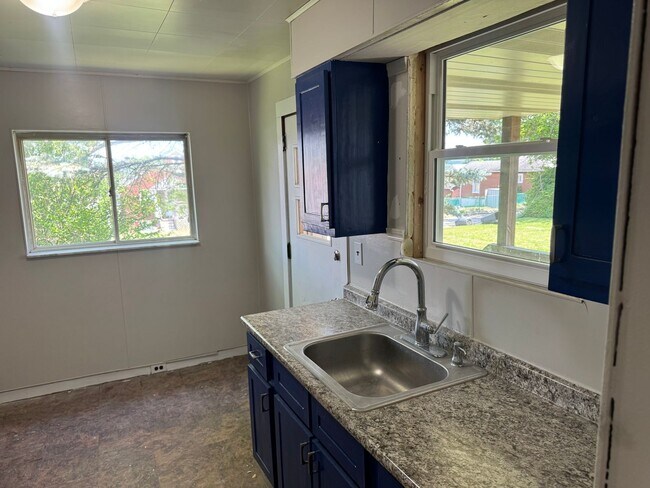 Building Photo - 2 Bed / 1 Bath in Clairton