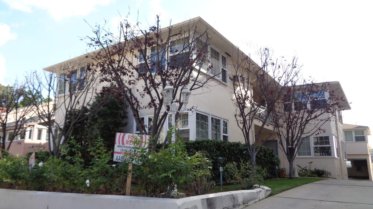 Front of building - 10428 Eastborne Ave