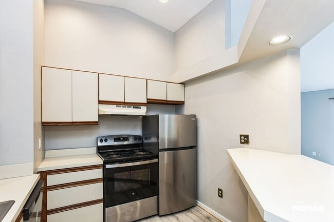 Building Photo - Charming 2BR Condo in Bellevue