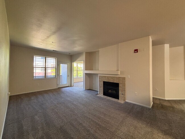 Foto del edificio - Large 3 bedroom condo with 2 bathrooms!