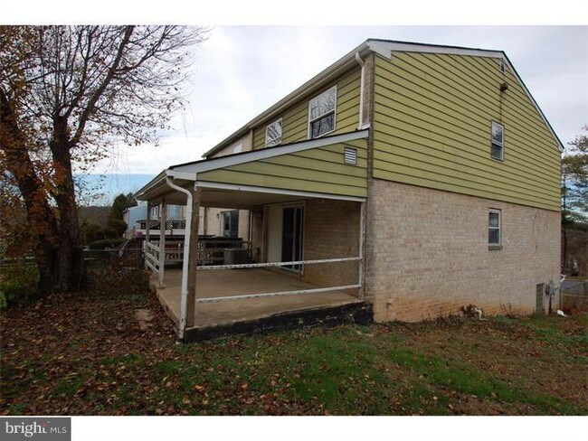 Building Photo - 1814 Crest Dr
