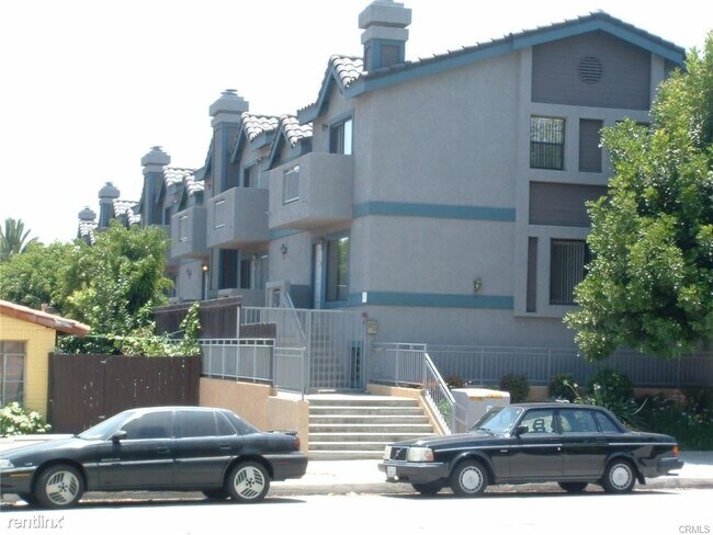 Foto del edificio - 4 br, 3 bath Condo - 9116 Huntington Dr Apt C