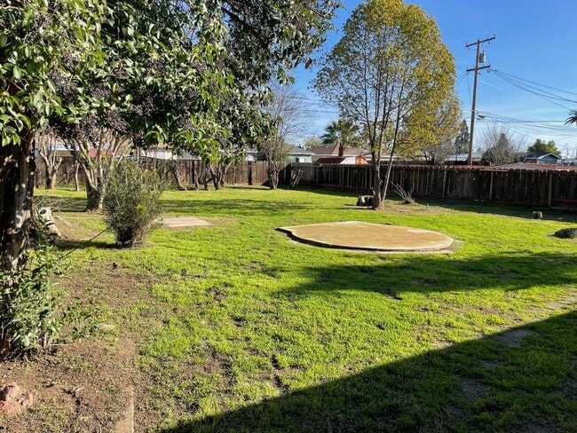 Foto del edificio - Available Soon!