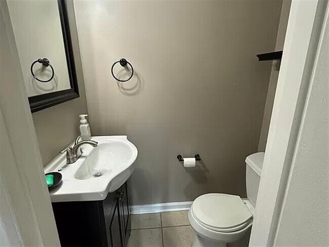 Building Photo - Classy Apartment for you