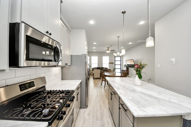 Foto del edificio - 9017 Lonestar Creekbend Ln