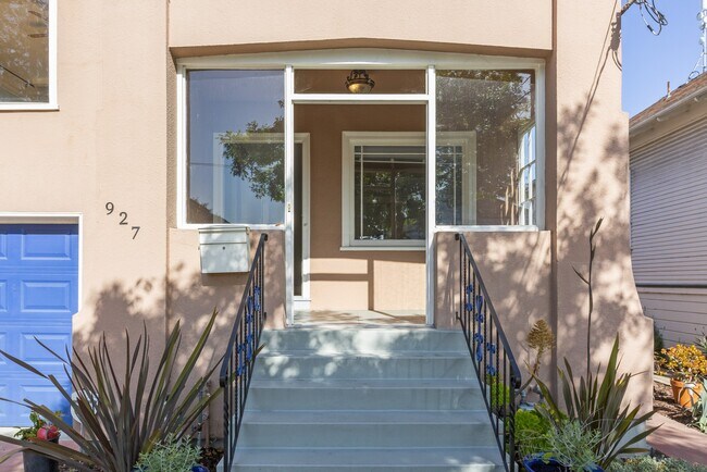 Building Photo - 927 Park St