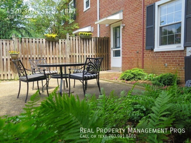 Building Photo - Fairlington End Unit with Huge Patio! 2 Dens!