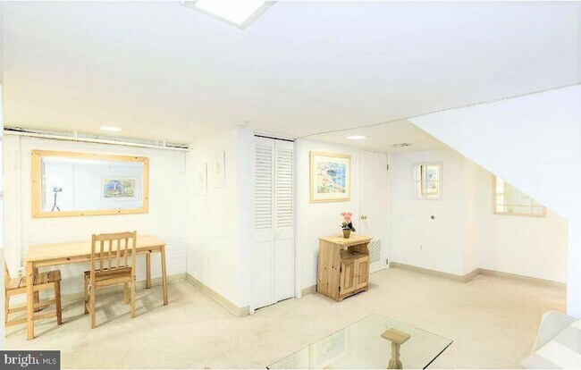 Foto del edificio - 2213 Hall Pl NW