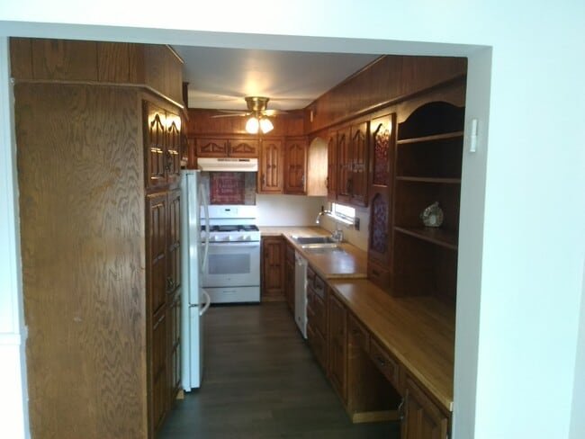 Building Photo - 265 Strawtown Rd