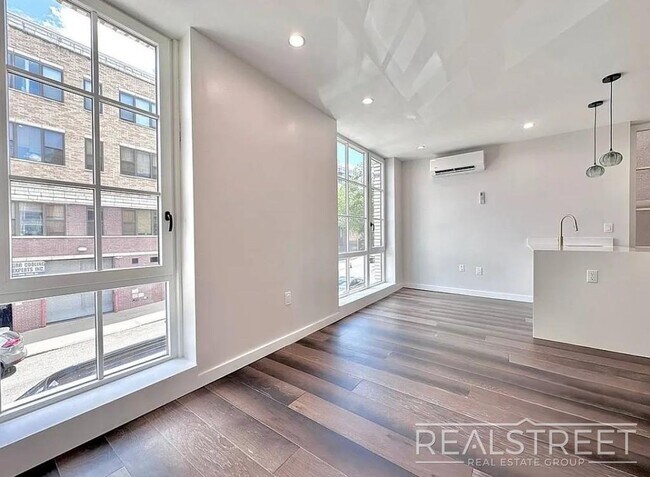 Foto del edificio - 1BR in Sunset Park/South Slope | Sunlit, Spacious & Pet-Friendly