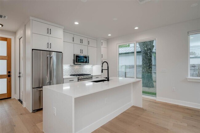 Foto del edificio - 1406 E 2nd St