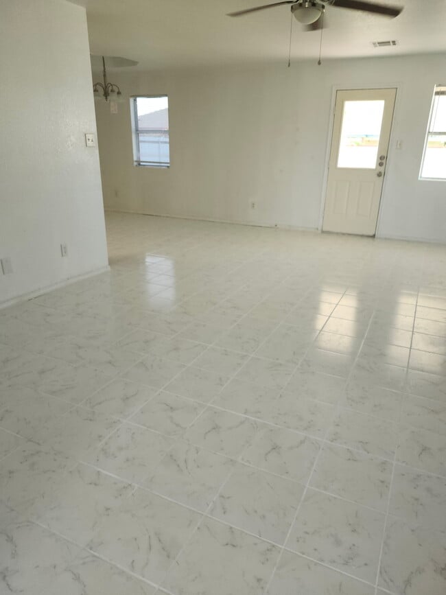 Foto del edificio - 4305 Hank Dr