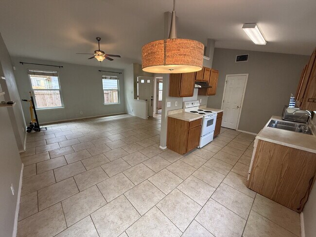 Foto del edificio - Well Maintained One-Story in Westchase | No Carpet + New Pergola + Prime Location