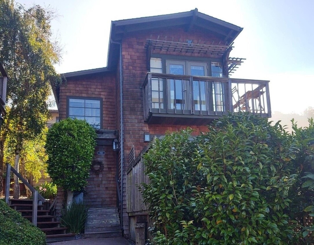 Primary Photo - 305 Bridgeway