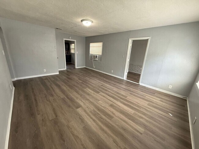 Foto del edificio - $300 OFF FIRST MONTHS RENT MOVE-IN SPECIAL!!