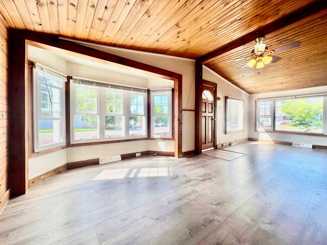 Building Photo - Fantastic House In Desirable Englewood Nei...