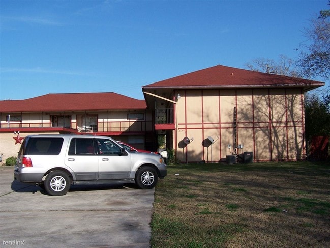 Building Photo - 2200 S Gordon St