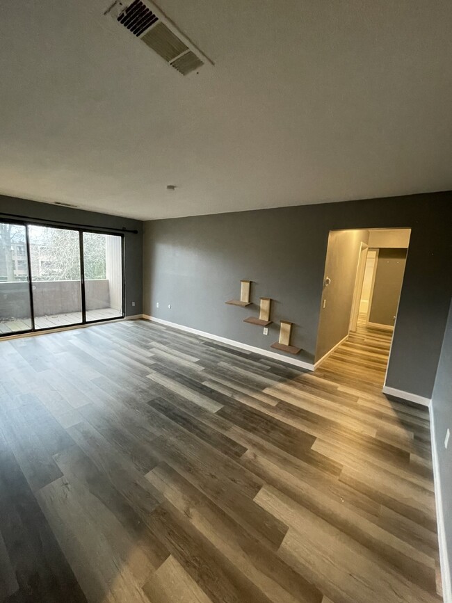 Building Photo - "Charming 2-Bedroom Condo in Shrewsbury Gr...