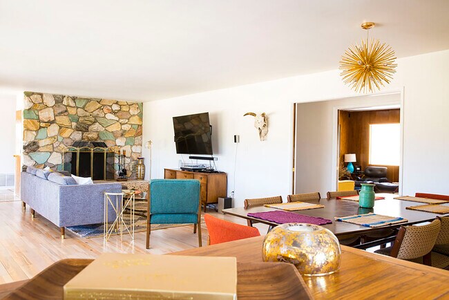 Foto del edificio - 56996 Crestview Dr