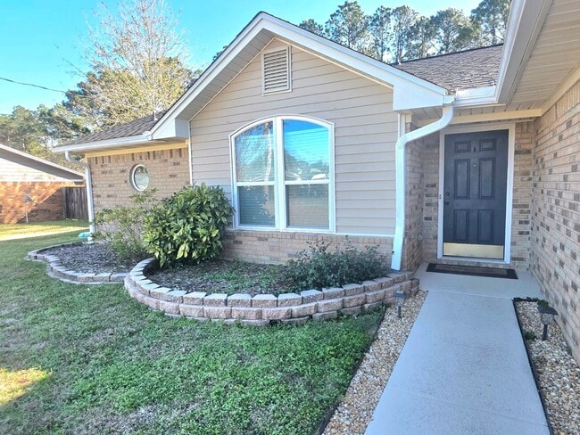 Building Photo - Inviting Woodridge Manor 3/2 Home with Fireplace and Fenced Yard