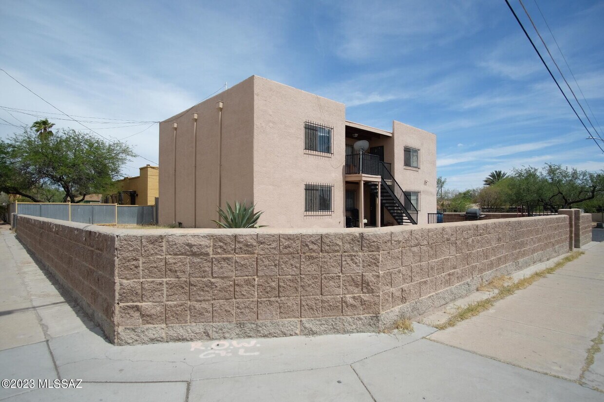 Primary Photo - 2466 N Balboa Ave