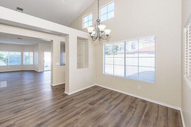 Building Photo - Golfer's Paradise in Eastlake Greens