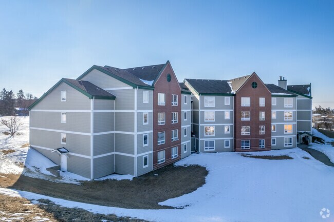 Photo du bâtiment - Crossroads Court