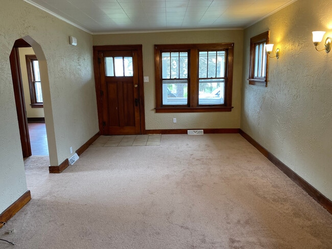 Building Photo - Two Bedroom Home on Marland Heights