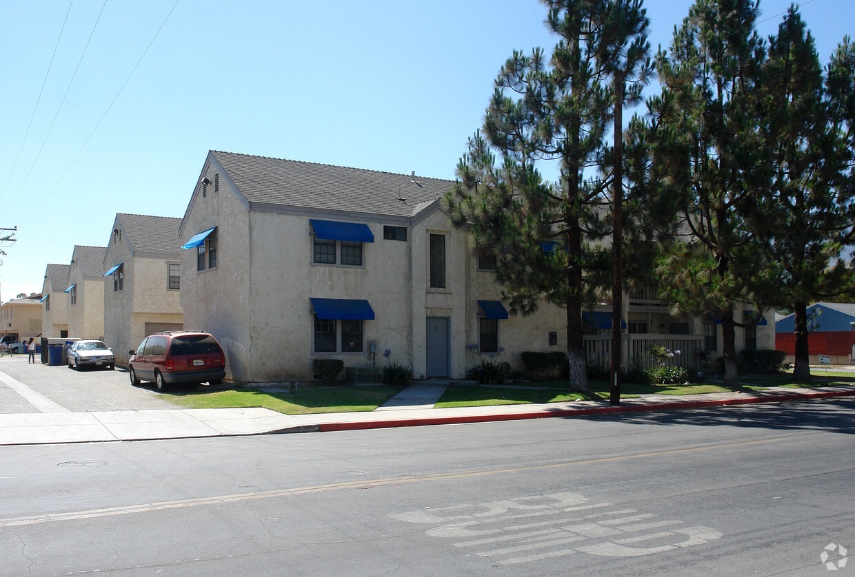 Building Photo - 1104-1114 El Paseo St