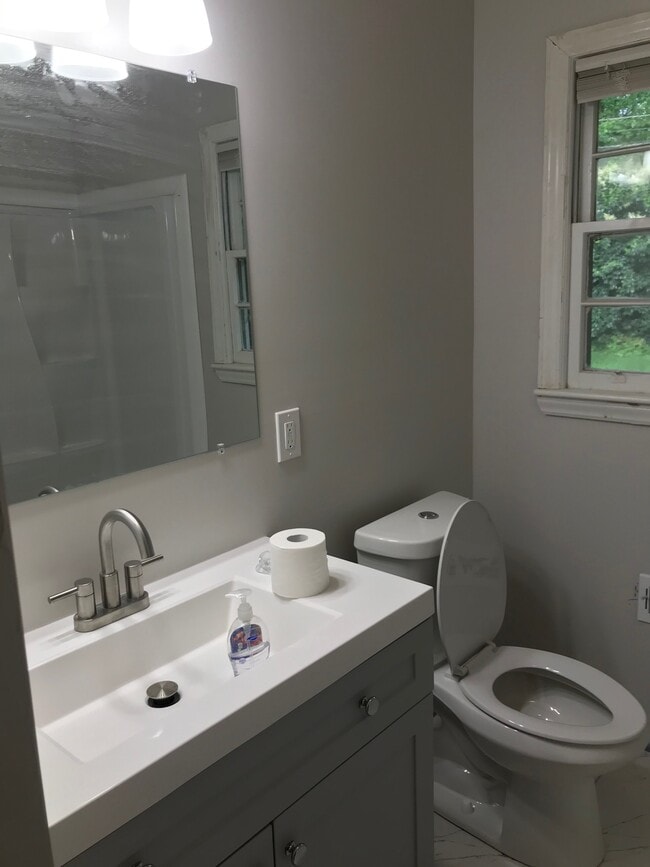 Spare Bathroom - 1915 Birchcrest Dr