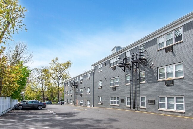 Building Photo - Woodland Hills Manor: In-Unit Washer & Dryer, Heat, Gas, Hot & Cold Water Included, and Cat & Dog...