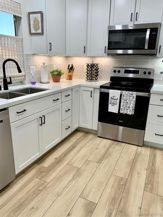 Building Photo - Beautiful Updated 2Br/2/Ba + Den W/ detach...