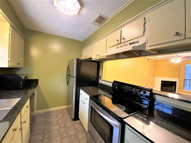 Building Photo - 2 Bedroom Townhouse Located near the New W...