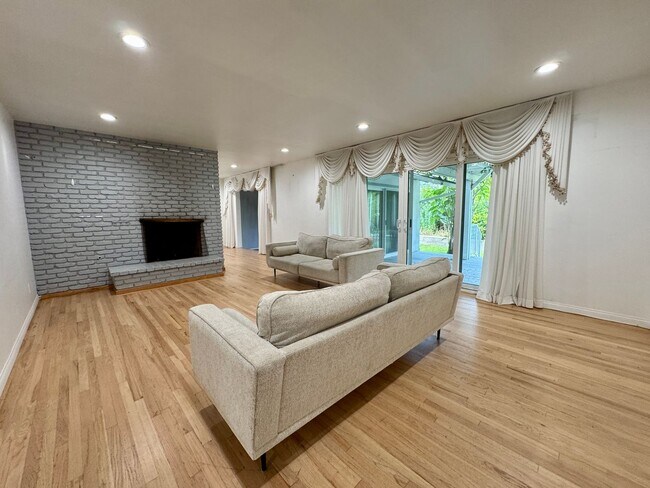 Building Photo - Four Bedroom/Four Bathroom Fullerton House...