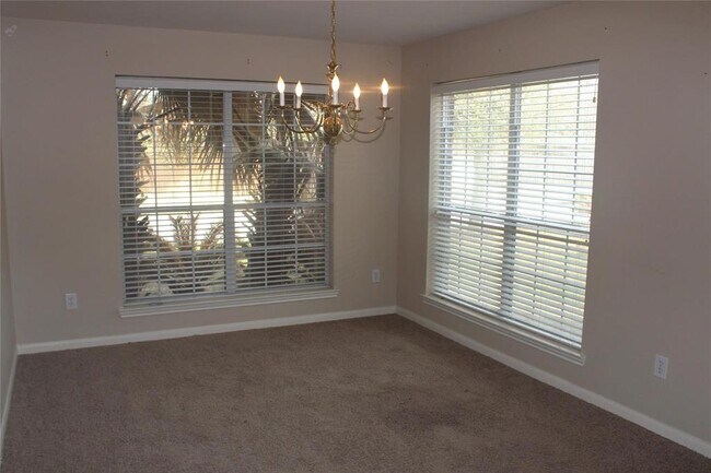 Foto del edificio - 8307 Cove Timbers Ln