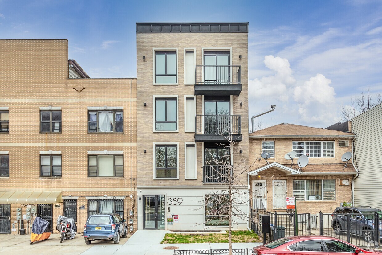 Building Photo - 389 Sumpter St