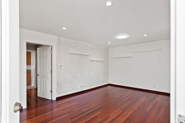 Building Photo - 487 36th St