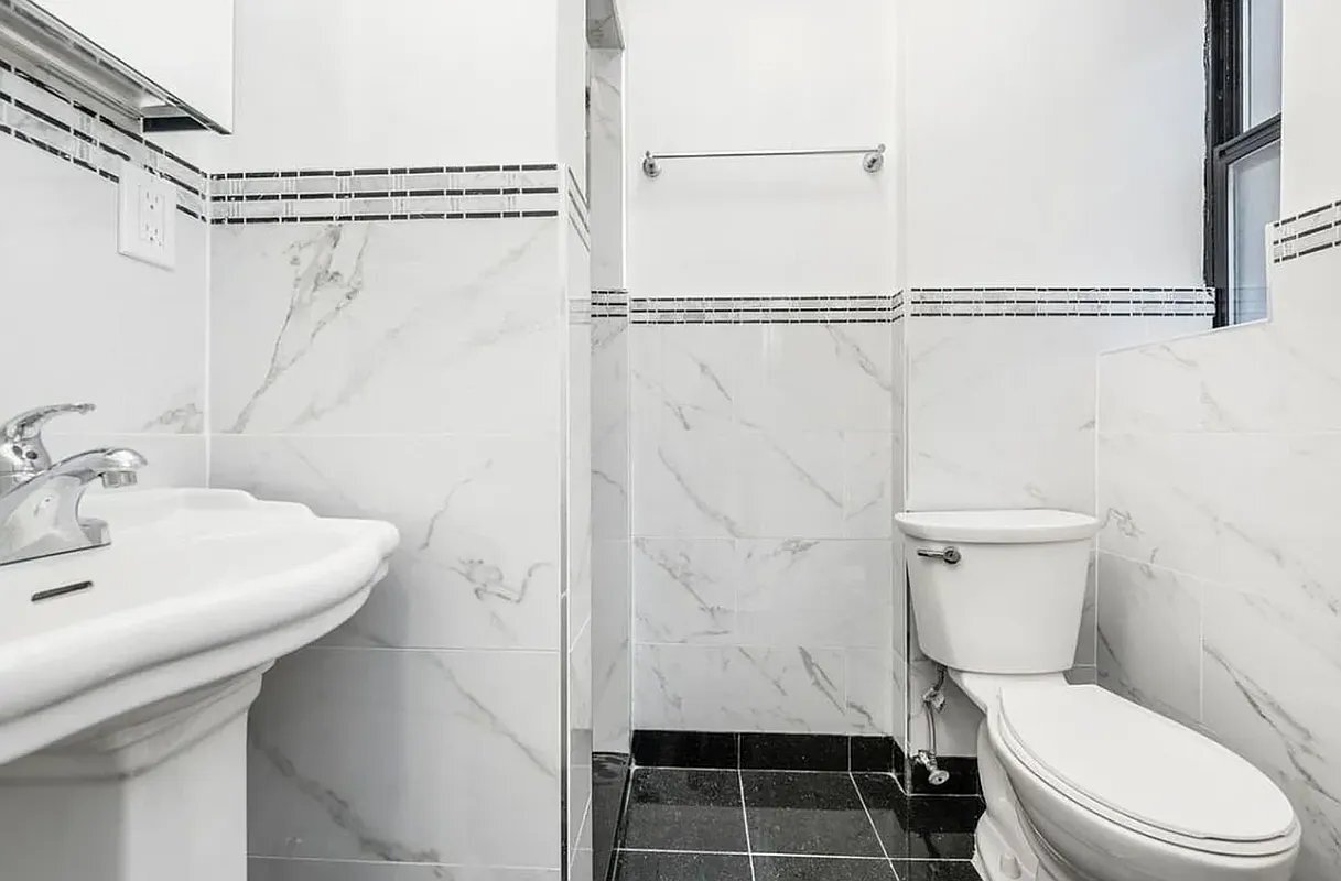 Building Photo - 300 W 10th St