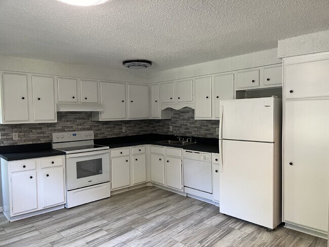 Building Photo - 100 Carbine Ct