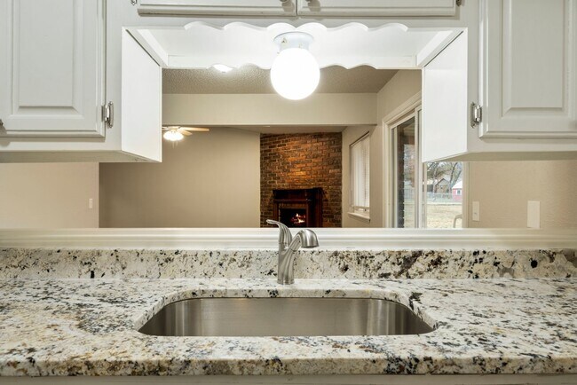 Foto del edificio - Updated 3 Bed 2 bath with 2 car garage!