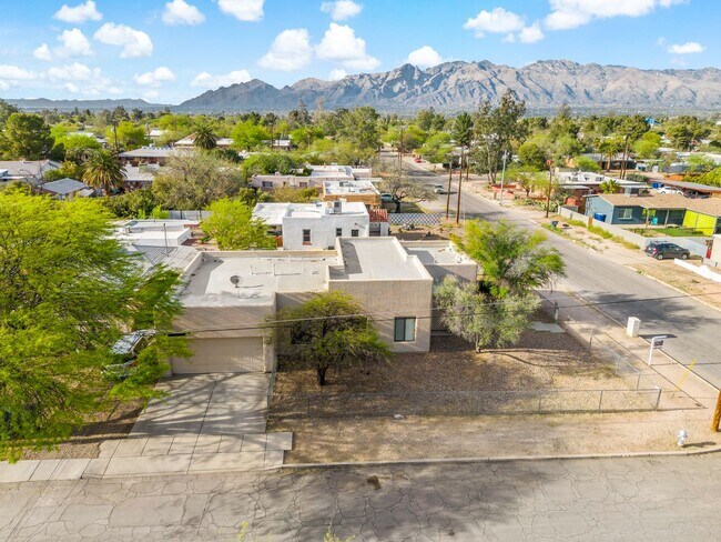 Building Photo - 4 bedroom home in Central Tucson