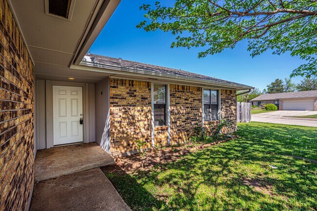 Foto del edificio - Corner-Lot 3Bedroom Charmer in Yukon with Fireplace & Enclosed Patio!